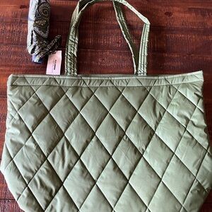 NWT! Vera Bradley Essential Grand Tote Quilted Bag, Ultralight, w/Mini Umbrella